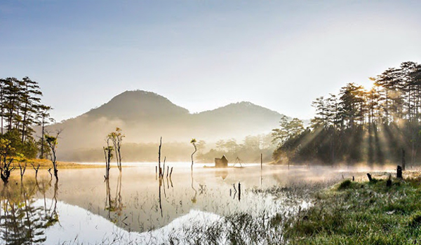 Nắng lên trên hồ Tuyền Lâm