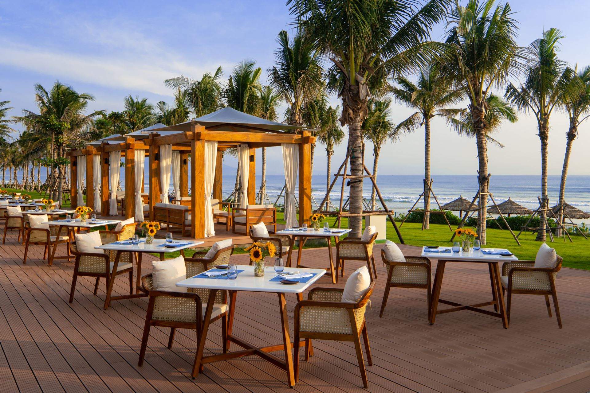 Đặt phòng Movenpick Resort Cam Ranh 5 sao - Giá tốt 33 Thưởng thức ẩm thực với gió biển mát lành