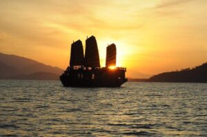 Du thuyền Emperor Cruise Origin - Thưởng thức hoàng hôn trên vịnh Nha Trang (gói tiêu chuẩn)