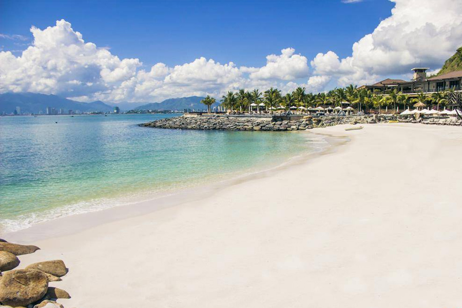 amiana-resort-nha-trang-3 Resort có đường biển dài, ôm trọn biển