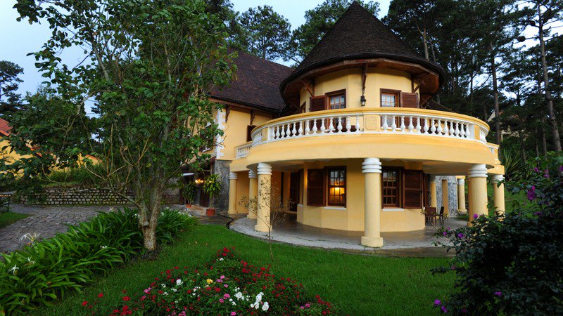 Mỗi biệt thự xinh xắn ở đây có từ 3 - 5 phòng nghỉ và phòng khách lớn để du khách có thể cùng sưởi lò đốt củi và sinh hoạt chung.