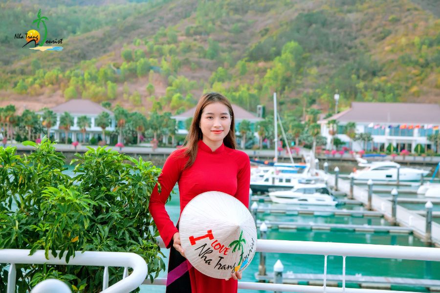 ao dai trong tour du thuyen sea coral203