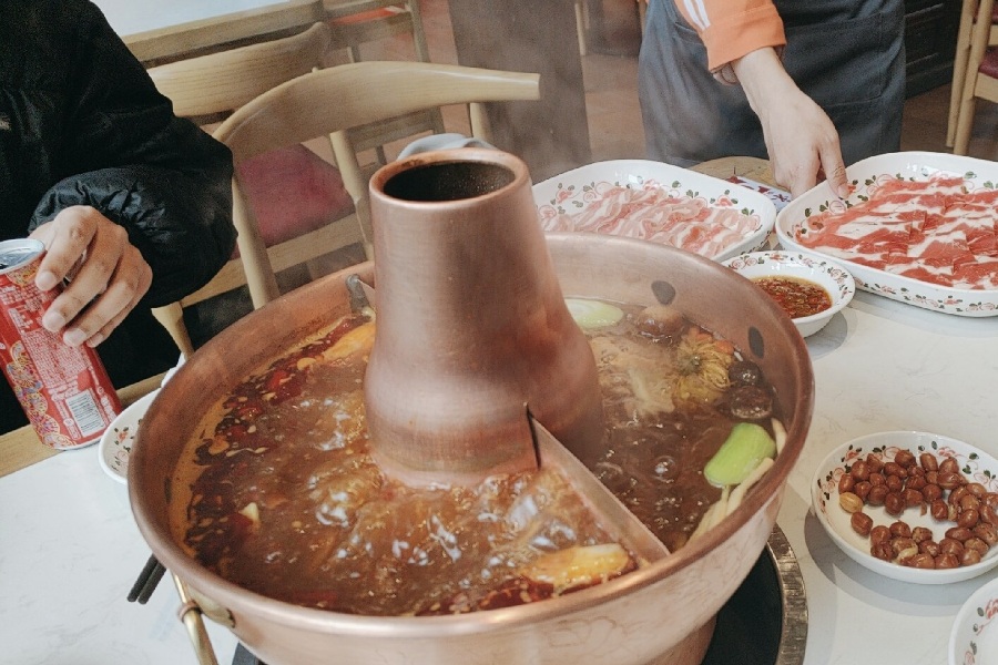 Thưởng thức lẩu nóng hấp dẫn trong không khí lạnh lẽo mùa đông