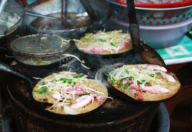 bua-sang-dung-chat-pho-bien-nha-trang-ivivu-7-1 Bánh xèo tôm mực hấp dẫn cả dân địa phương lẫn khách du lịch