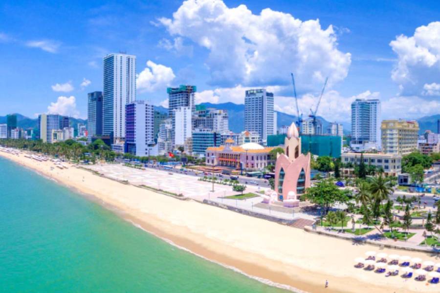 Bãi biển sạch sẽ, rộng rãi rất thích hợp cho các hoạt động team building