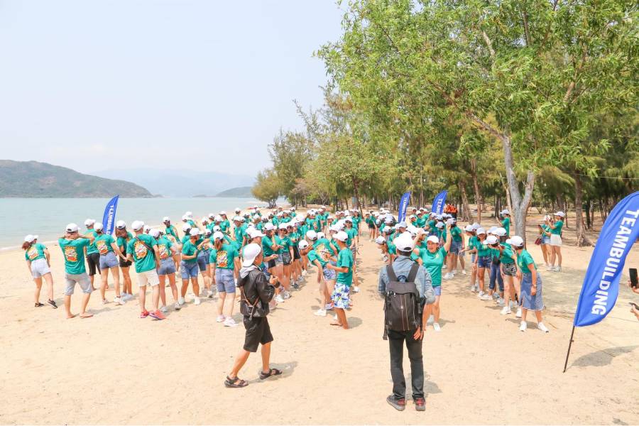 Khu bãi biển rộng rãi trên Đảo Khỉ cho các hoạt động team building