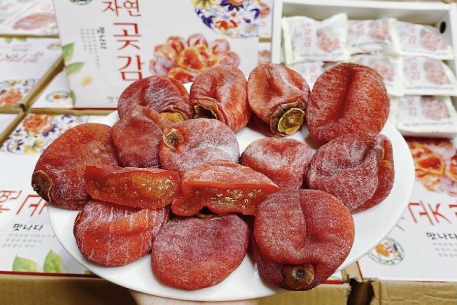 Hồng treo gió cũng là một món quà cho những ai đi du lịch Hàn Quốc muốn mua về làm quà