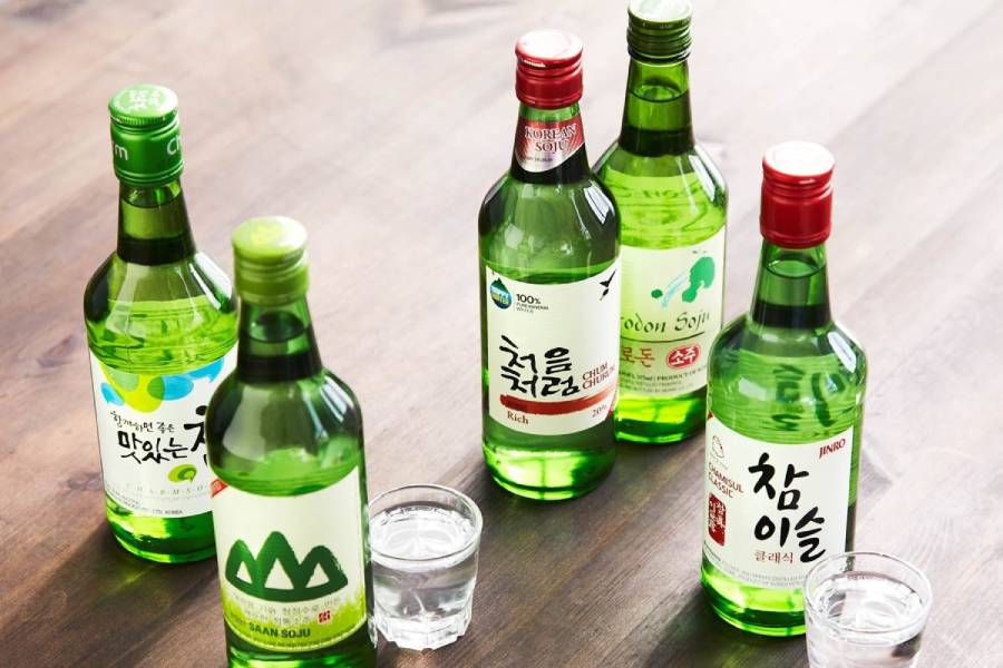 Có thể mua rượu Soju về làm quà cho bạn bè, đồng nghiệp