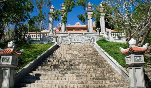 cac-dia-diem-du-lich-nha-trang-7 Con dốc dài dẫn lối lên chùa Hải Đức