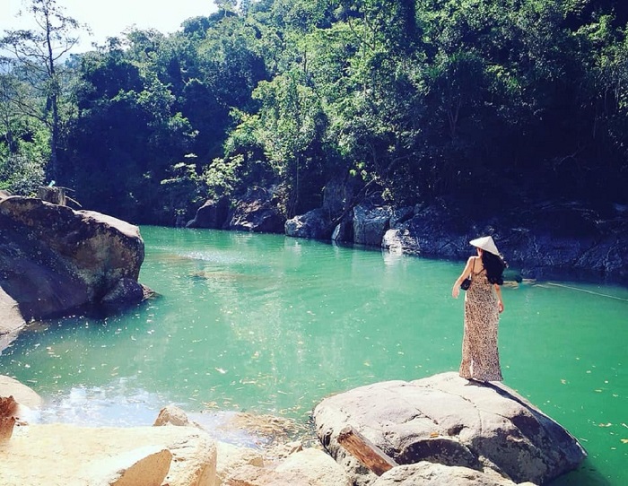 Suối Ba Hồ “len lỏi” giữa rừng nguyên sinh, tạo ra các tầng thác đan xen với 3 hồ nước lớn