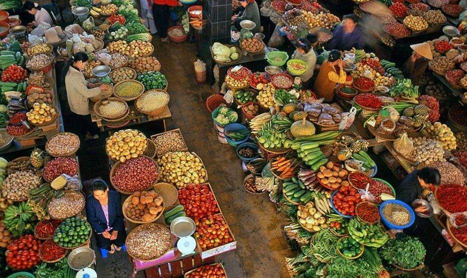 Chợ nông sản Đà Lạt với các loại rau củ đủ màu sắc