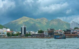 Có nên đi du lịch Nha Trang mùa mưa? Top địa điểm tham quan cho ngày mưa
