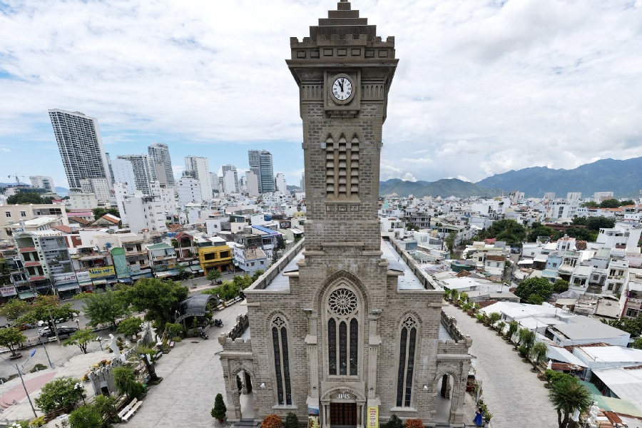 di-tich-lich-su-van-hoa-nha-trang-2 Nhà thờ Đá nổi tiếng ở Nha Trang