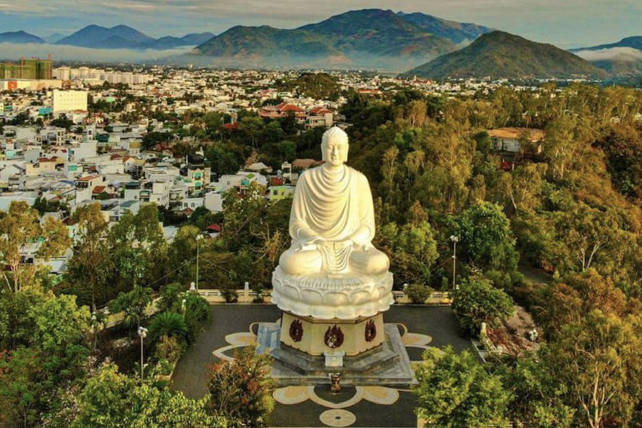 di-tich-lich-su-van-hoa-nha-trang-5 Tượng Phật trắng nổi tiếng của chùa Long Sơn
