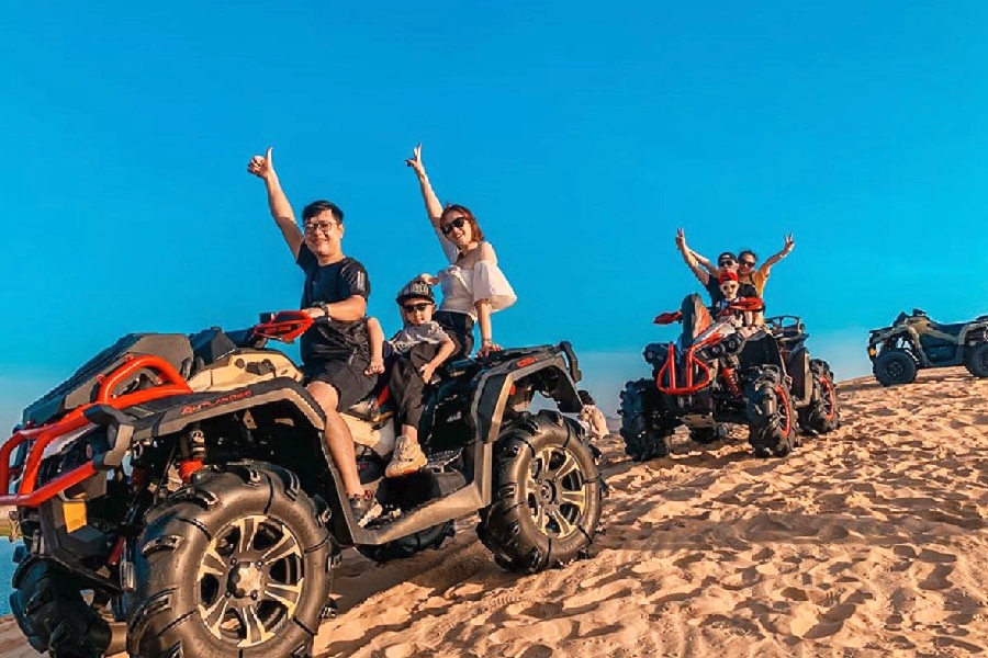Thú vị đi xe jeep lên đồi cát