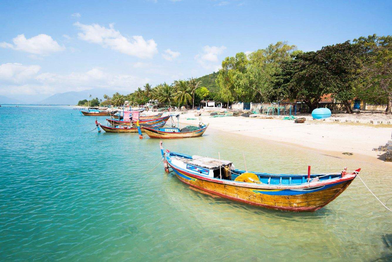 Khung cảnh trong xanh, yên bình của bãi biển Dốc Lết