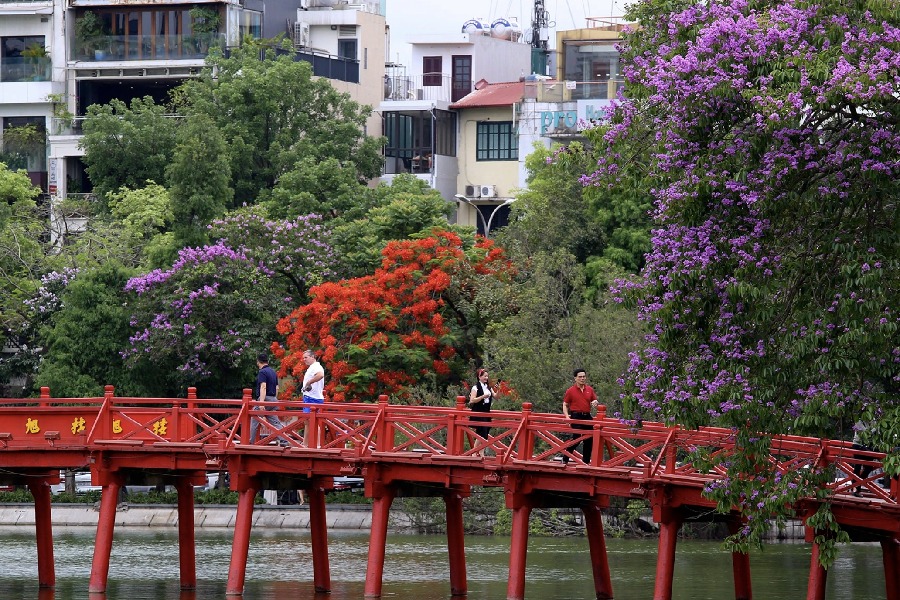 Thủ đô Hà Nội yên bình vào mùa hè
