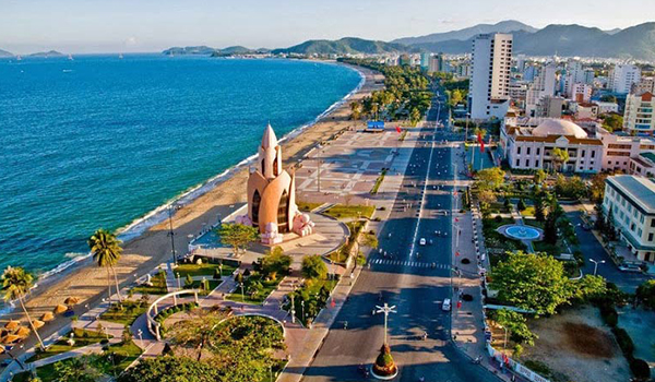 du-lich-nha-trang-1-2 Bãi biển trải dài con đường Trần Phú