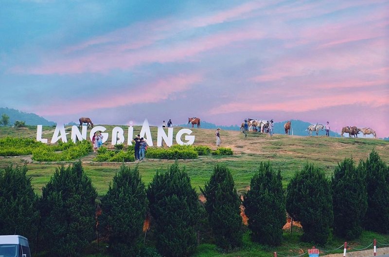 Chinh phục đỉnh núi LangBiang và ngắm toàn cảnh thành phố từ trên đỉnh sẽ mang lại cảm giác tự do, hùng vĩ