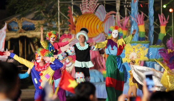 du-lich-nha-trang-vinpearl-land-7 Rực rỡ lễ hội carnival màu sắc tại Vinpearl Nha Trang