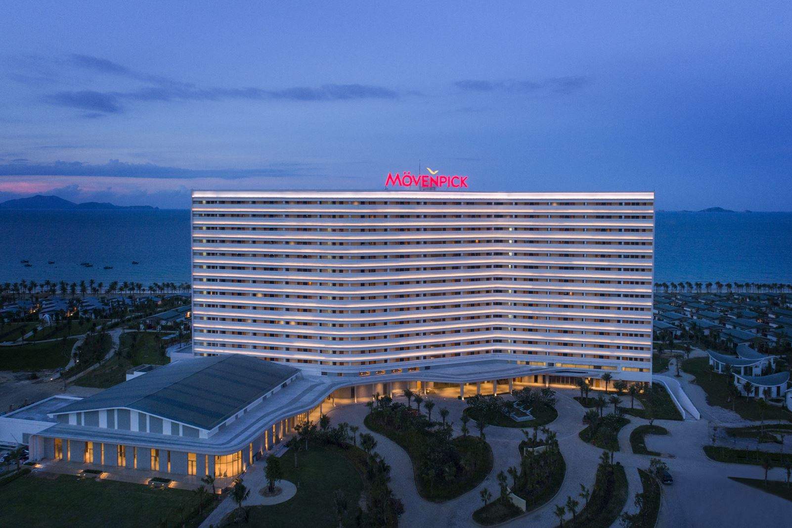 facade20-20night20time Trải nghiệm mang tầm đẳng cấp quốc tế tại khách sạn Movenpick Resort Cam Ranh Nha Trang