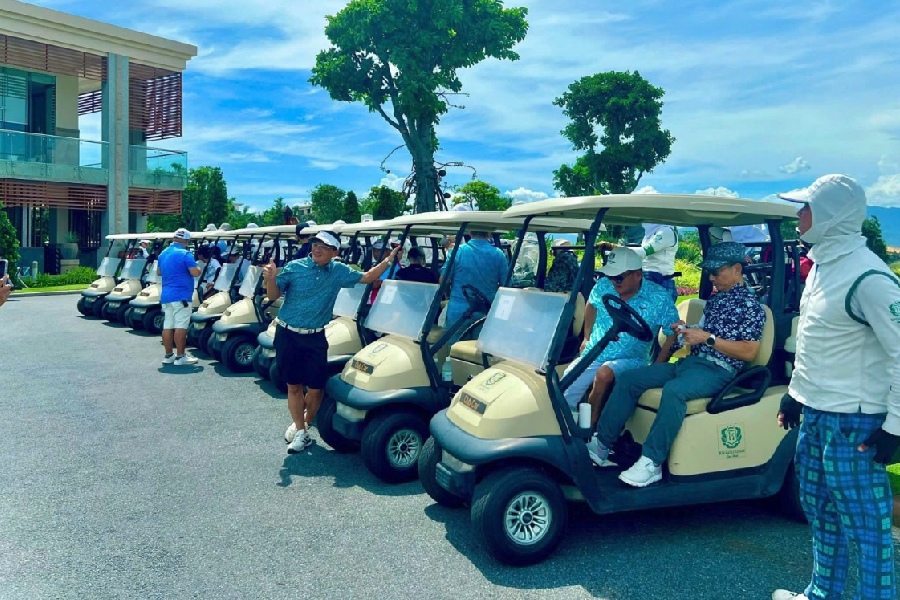 Gói dịch vụ đánh golf thường bao gồm phí xe điện và caddie