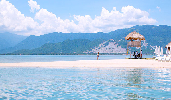 kinh-nghiem-di-du-lich-nha-trang-10 Biển Dốc Lết với những bãi cát trắng mịn trải dài
