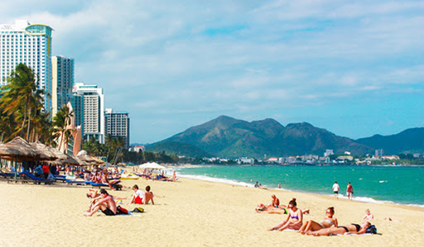 kinh-nghiem-di-du-lich-nha-trang-2 Tắm biển Nha Trang là lựa chọn của nhiều du khách trong ngày hè