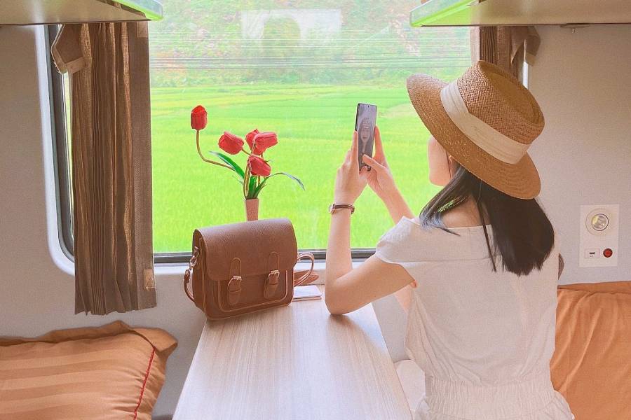 Ví trí ngồi đẹp nhất là chỗ ngồi gần cửa sổ hoặc giường nằm tầng dưới