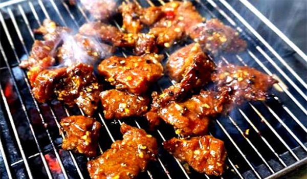 mon-ngon-nha-trang-3 Bò nướng Lạc Cảnh luôn hấp dẫn nhiều du khách trong và ngoài nước khi đến Nha Trang