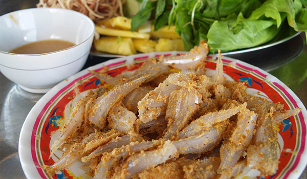 mon-ngon-nha-trang-4 Gỏi cá mai có thịt mềm ngọt quyện cùng rau trộn giòn mát