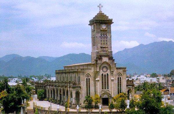 Nhà thờ Núi Nha Trang mang kiến trúc Gothic đặc trưng