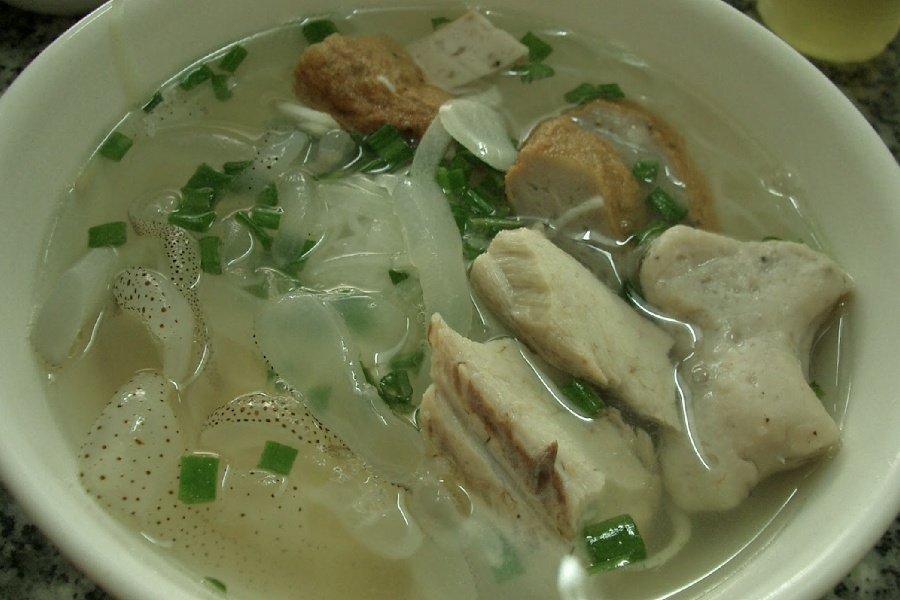 Bún chả cá Lễ Chi với không gian thoải mái, món ăn hấp dẫn