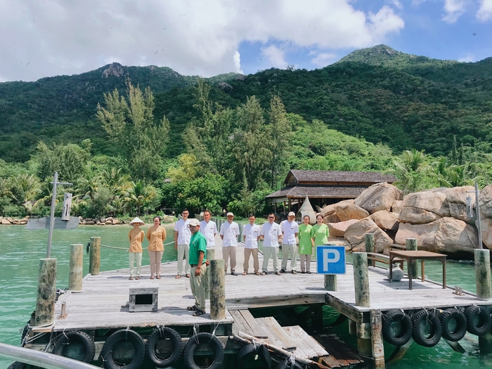 resort-lalya-ninh-van-bay-cung-nhatrangtourist Nhân viên đón tiếp chúng tôi rất nồng hậu tại bến tàu