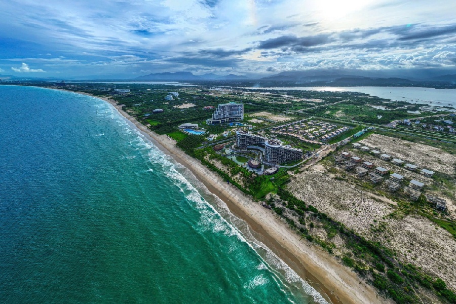 Bãi biển rộng lớn, sạch sẽ ở Amiana Resort Cam Ranh