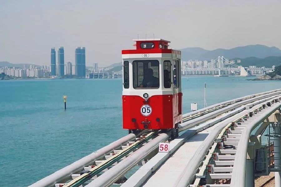 Tàu Haeundae Sky Capsule chạy chậm dành cho 2 người