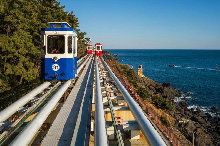 Tàu Haeundae đi qua đoạn đường ven biển siêu đẹp ở Busan
