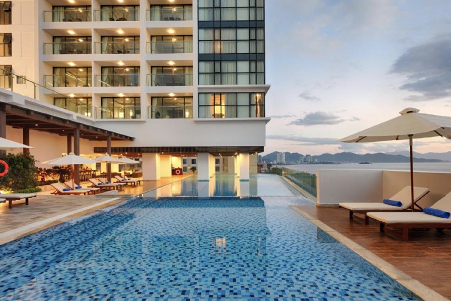 review-vinpearl-beachfront-nha-trang-7 Hồ bơi ngoài trời rộng lớn Vinpearl Beachfront Nha Trang