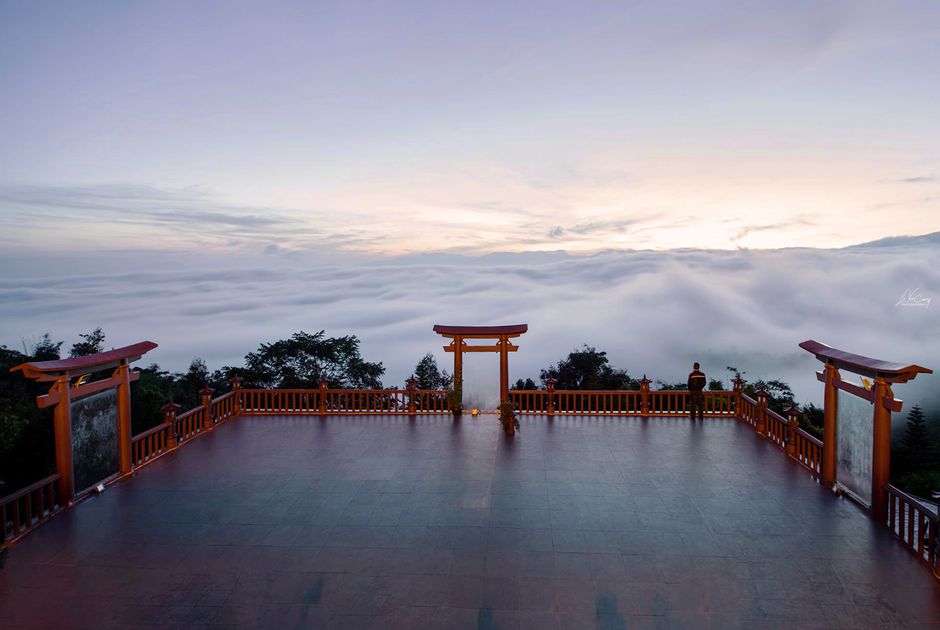 Chùa Linh Quy Pháp Ấn vào buổi bình minh