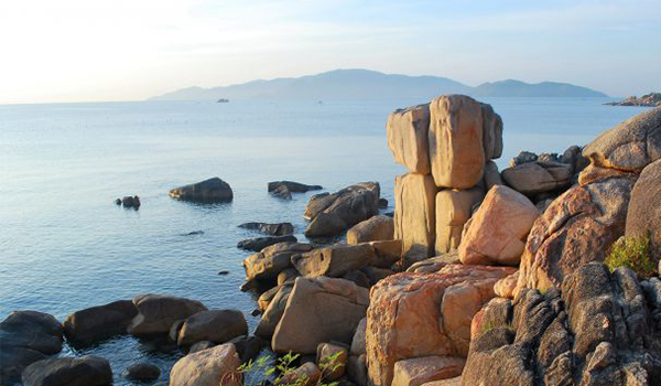 Quần thể bãi đá Hòn Chồng, nơi giao thoa của trời-đá-biển, lưu giữ câu chuyện đẹp về tình nghĩa vợ chồng