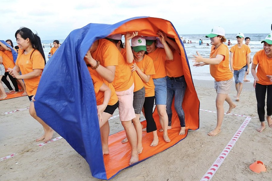 tro choi team building bien 1