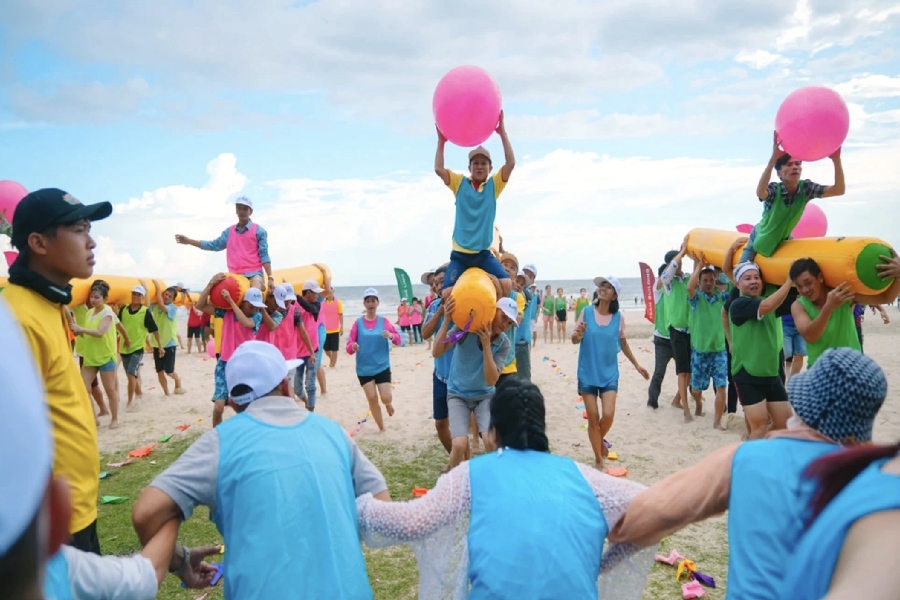 tro choi team building bien 8