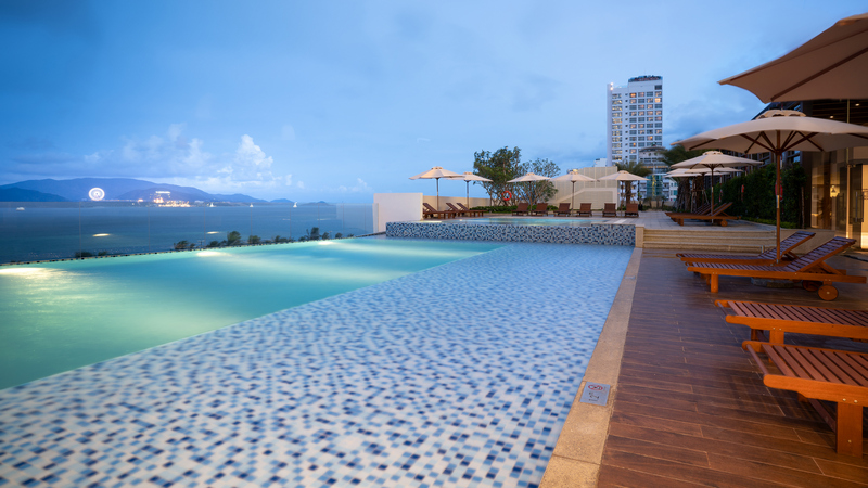 Trải nghiệm hồ bơi view biển tại Vinpearl Condotel Beachfront 5 sao
