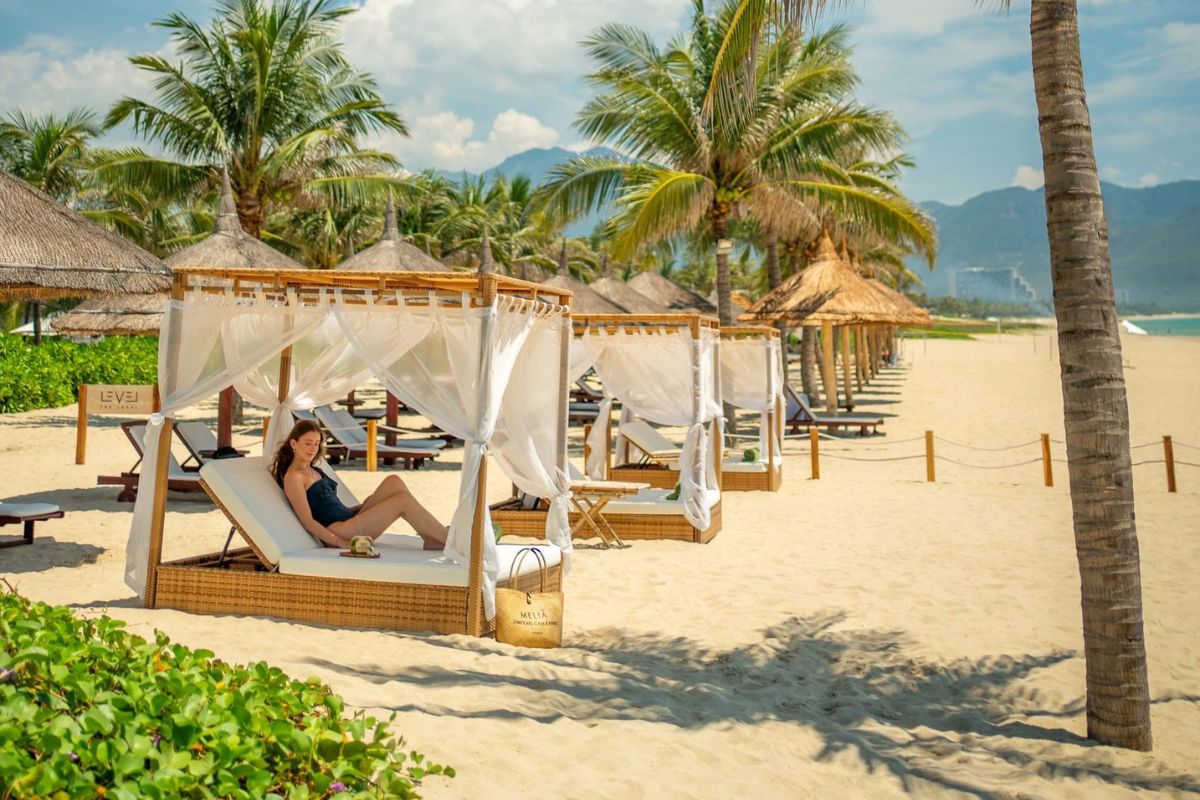Du lịch Nha Trang nổi bật với biển xanh trong vắt, bãi cát trắng mịn trải dài
