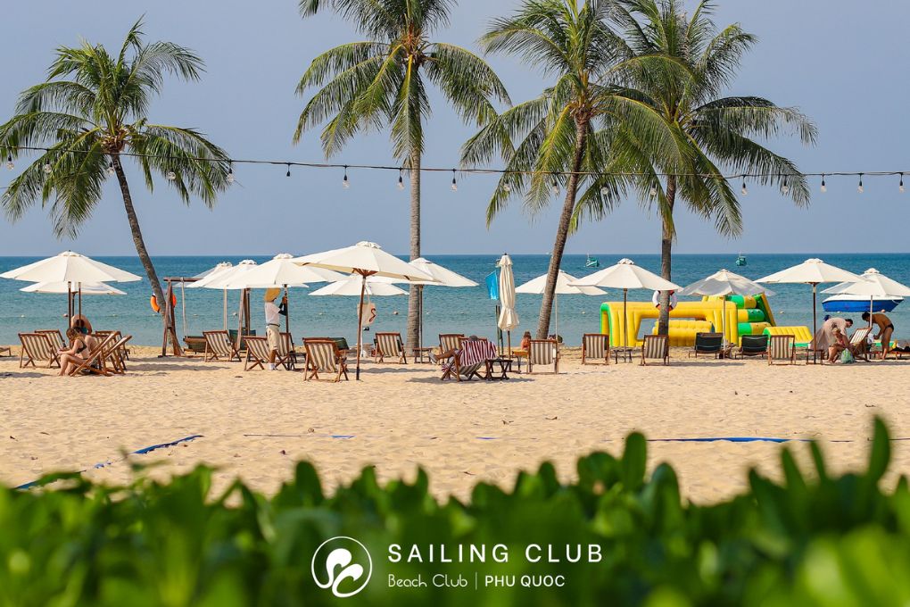 Sailing Club Phú Quốc mang đến cho quý khách tầm nhìn bao quát ra bãi biển xanh biếc