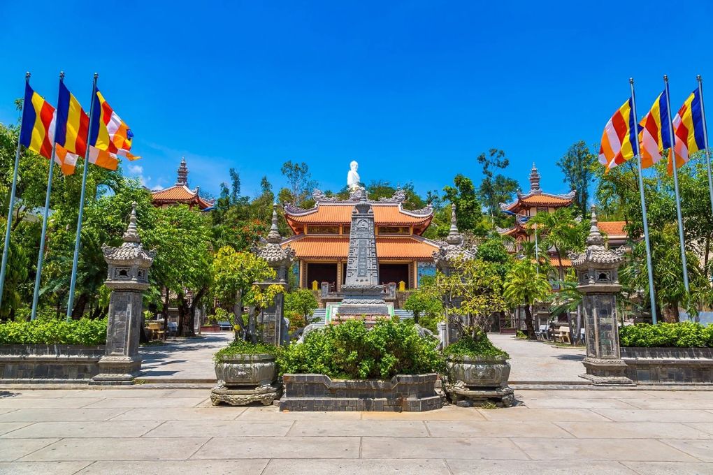 Chùa Long Sơn Nha Trang: Ngôi chùa nổi tiếng với tượng Phật Trắng trên đồi Trại Thủy 1 chua long son nha trang 2
