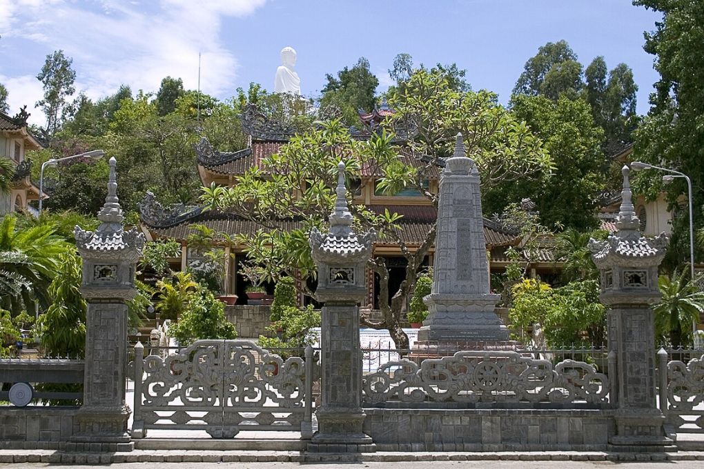 Chùa Long Sơn Nha Trang: Ngôi chùa nổi tiếng với tượng Phật Trắng trên đồi Trại Thủy 10 chua long son nha trang 3