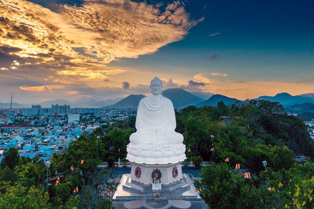 Chùa Long Sơn Nha Trang: Ngôi chùa nổi tiếng với tượng Phật Trắng trên đồi Trại Thủy 2 chua long son nha trang 4