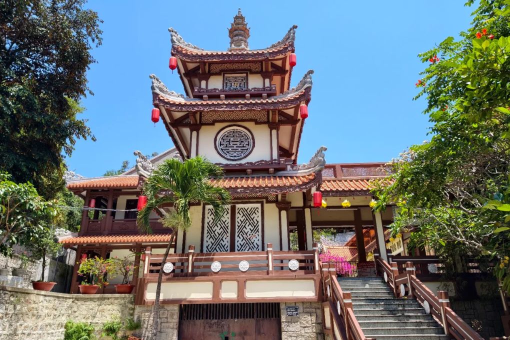 Chùa Long Sơn Nha Trang: Ngôi chùa nổi tiếng với tượng Phật Trắng trên đồi Trại Thủy 5 chua long son nha trang 5