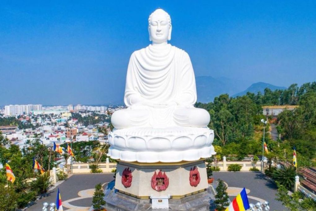 Chùa Long Sơn Nha Trang: Ngôi chùa nổi tiếng với tượng Phật Trắng trên đồi Trại Thủy 3 chua long son nha trang 9